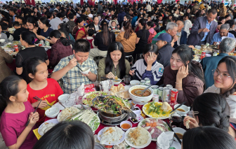 Hơn 1.800 khách mời đến nhà Đình Bắc dự tiệc tri ân của gia đình