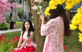 Người dân thích thú check-in vườn hoa tết trên 'đất vàng' ở TPHCM