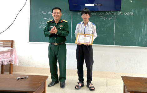 Khen thưởng em học sinh bĩnh tĩnh hỗ trợ chú phi công khi máy bay rơi