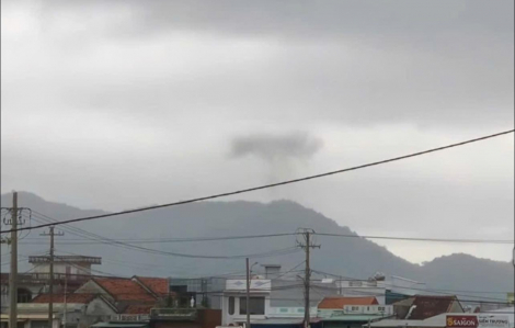 Máy bay quân sự rơi trên núi, phi công nhảy dù