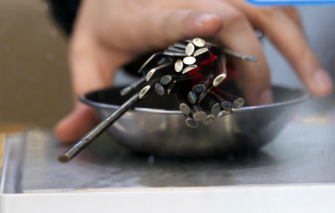 Người dân Hàn Quốc đua nhau gom muỗng, đũa bạc bán khi giá liên tục tăng