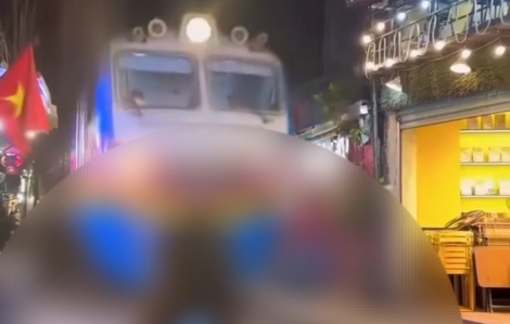 Phạt chủ quán cà phê vì để khách ngồi sát đường ray, quay phim