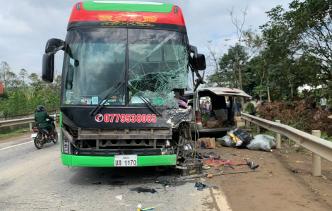 Xe khách giường nằm và xe tải tông nhau, 5 người thương vong