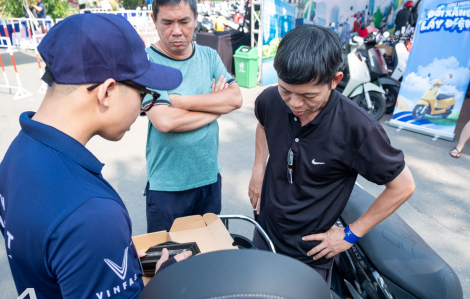 Sự kiện Đổi xăng lấy điện: Người dân TPHCM nườm nượp “chốt” xe máy điện VinFast đi tết