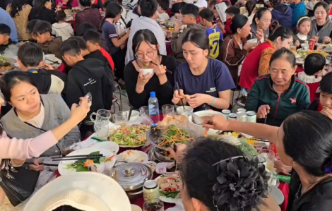 Vui như Tết tại buổi tiệc 180 mâm gia đình cầu thủ Đình Bắc mời bà con hàng xóm