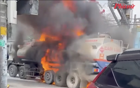 Xe bồn chở xăng bốc cháy dữ dội tại Nhà Bè, cột khói cao hàng chục mét