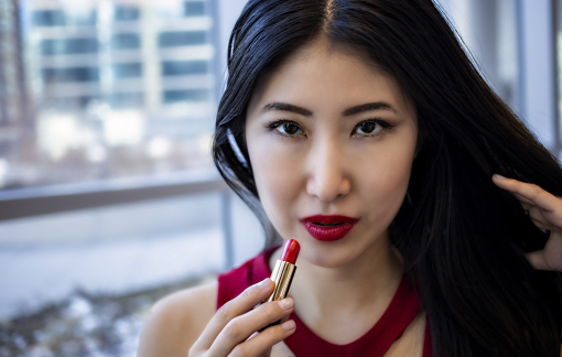 Hãy tô đỏ đôi môi và bước ra ngoài…