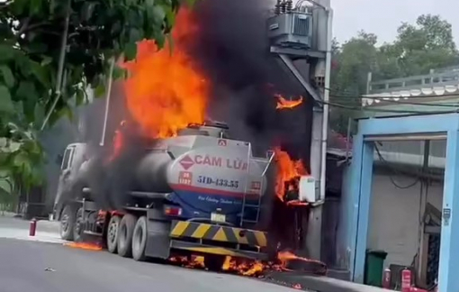 Xe bồn chở xăng dầu bốc cháy dữ dội, khói lửa bốc lên cao hàng chục mét