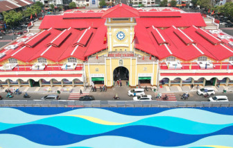 Chợ Bến Thành đắt khách hơn sau khi được sơn mới