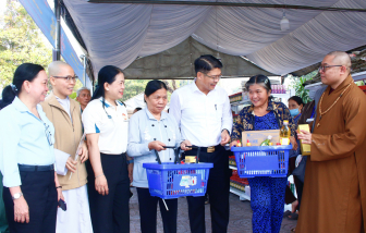 Đi chợ tết không cần tiền, bà con xã Bình Chánh rộn ràng đón xuân