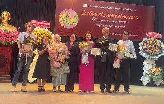 Nhà văn Bích Ngân: “Người cầm bút phải tự nâng mình…”