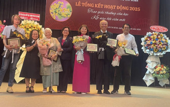 Nhà văn Bích Ngân: “Người cầm bút phải tự nâng mình…”