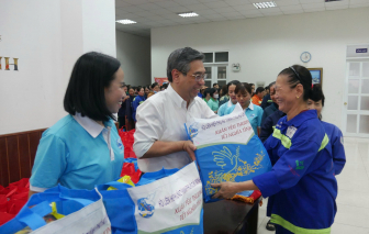 Hội LHPN TPHCM tặng 500 phần quà tết đến nữ công nhân môi trường đô thị