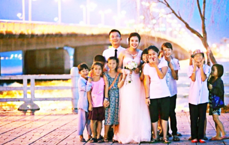 Bức ảnh cưới nối lại những mối duyên sau 12 năm