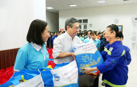 Trao 500 phần quà tết cho nữ công nhân môi trường dô thị