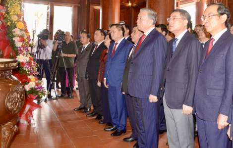 Tổng Bí thư Tô Lâm dâng hương tưởng niệm Chủ tịch Hồ Chí Minh tại Nghệ An