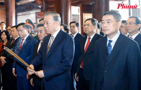 Tổng bí thư Tô Lâm dâng hương tưởng niệm Chủ tịch Hồ Chí Minh tại Nghệ An