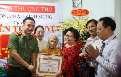 Trung tướng Mai Hoàng trao Huy hiệu 80 năm tuổi Đảng cho các Đảng viên lão thành