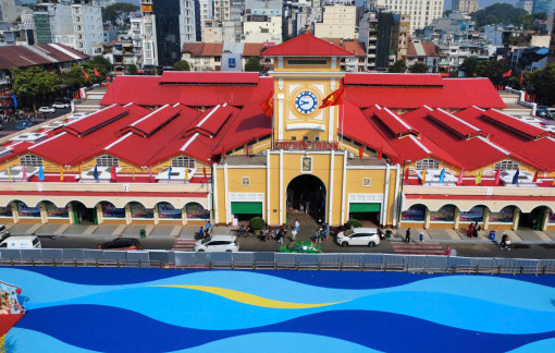 Chợ Bến Thành đắt khách hơn sau khi được sơn mới