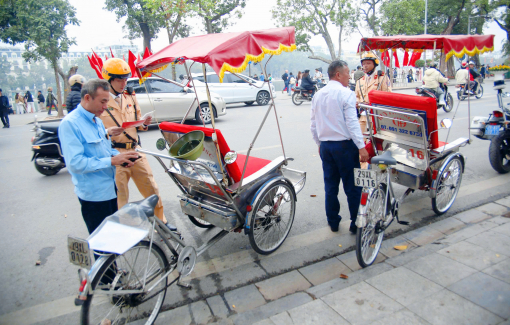 Công an Hà Nội tăng cường tuyên truyền, kiểm tra hoạt động xích lô trong cao điểm tết