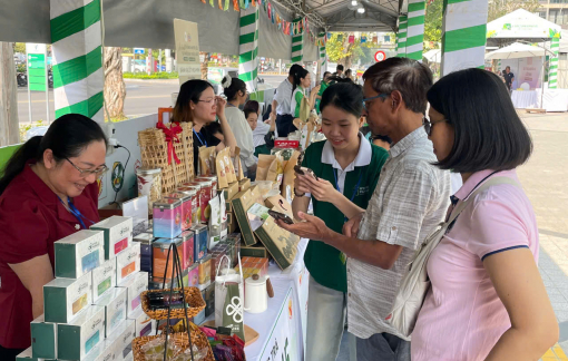 Đặc sản tết từ 18 tỉnh đổ về TPHCM