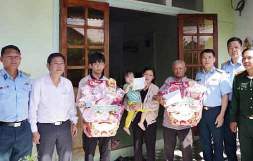 Khen thưởng người dân hỗ trợ phi công trong vụ rơi máy bay quân sự ở Đắk Lắk