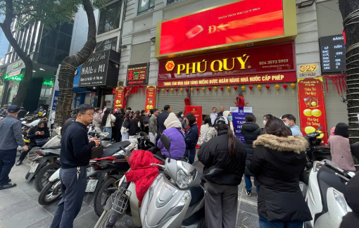 Người dân Hà Nội kiên nhẫn xếp hàng chờ mua, bán vàng