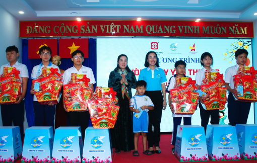 41 trẻ mồ côi do dịch COVID-19 nhận sổ tiết kiệm trước thềm xuân mới