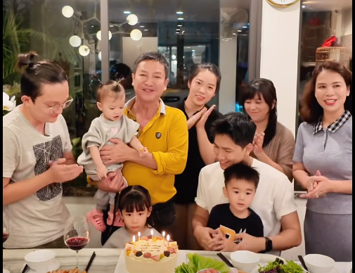 quây quần cùng con cháu