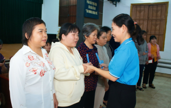 Hội LHPN TPHCM trao quà tết, sẻ chia yêu thương đến phụ nữ khiếm thị