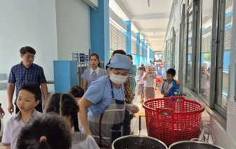 Phụ huynh xin cho con ngưng ăn bán trú sau các triệu chứng bất thường