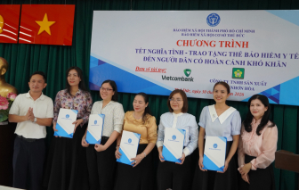 Trao tặng thẻ BHYT cho người dân khó khăn tại Thủ Đức