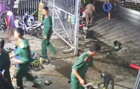 Các chú bộ đội cứu nguy nhà dân khi xảy ra hỏa hoạn