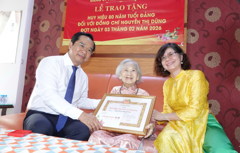 Chủ tịch UBND TPHCM Nguyễn Văn Được trao Huy hiệu 80 năm tuổi Đảng cho cụ bà Nguyễn Thị Dũng