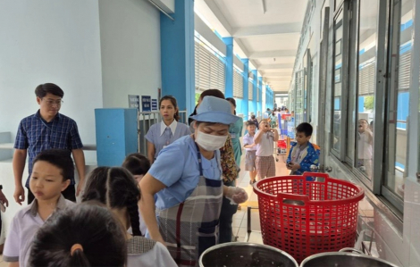 Phụ huynh xin cho con ngưng ăn bán trú sau các triệu chứng bất thường
