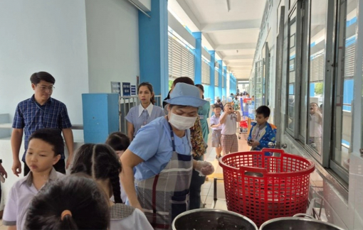 Phụ huynh xin cho con ngưng ăn bán trú sau các triệu chứng bất thường