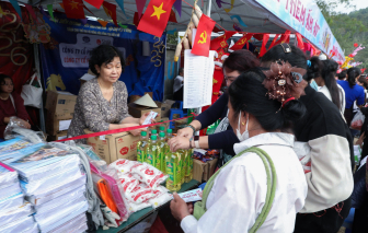 Chợ tết 0 đồng mang tết đến sớm với người dân vùng lũ Nghệ An