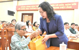 Phó Chủ tịch nước thăm, tặng quà và chúc Tết tại An Giang