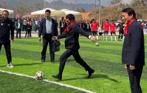 Bộ trưởng Phan Văn Giang và Bộ trưởng Lương Tam Quang giao lưu đá bóng