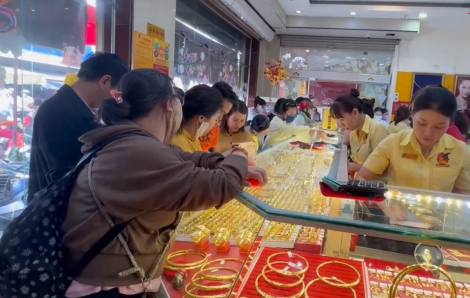Giá vàng giảm 'không phanh', nhiều người vẫn xếp hàng chờ mua