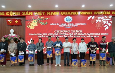 Một gia đình ở Đà Nẵng chi 1,25 tỉ đồng tặng quà người nghèo