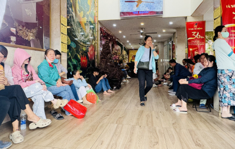 Giá vàng giảm liên tục, người mua vẫn xếp hàng đợi lượt