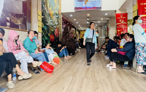 Giá vàng giảm liên tục, người mua vẫn xếp hàng đợi lượt