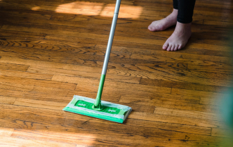 Cách vệ sinh sàn gỗ đúng chuẩn để luôn bền đẹp theo thời gian