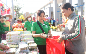 Quà tết đến với các hộ dân có hoàn cảnh khó khăn