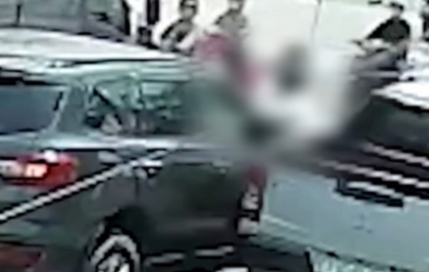 Bắt tài xế ô tô bán tải hành hung tài xế xe 7 chỗ đến không qua khỏi