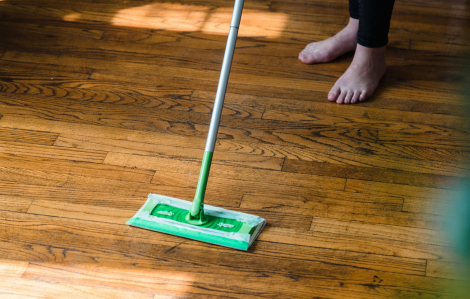 Cách vệ sinh sàn gỗ đúng chuẩn để luôn bền đẹp theo thời gian