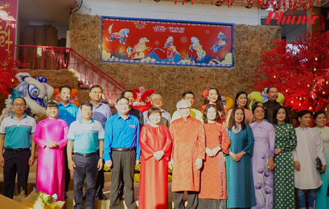 Văn nghệ sĩ diện áo dài check in Phố ông đồ Tết Bính Ngọ 2026