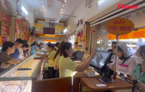 Giá vàng ngày 2/2 tiếp tục 'tụt dốc’, người dân vẫn đổ xô đi mua hoặc cầm cố chứ không bán