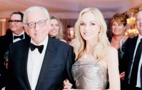 Phong cách thời trang của mẹ vợ Brooklyn Beckham: Thanh lịch, trẻ trung, chuẩn quý bà thượng lưu